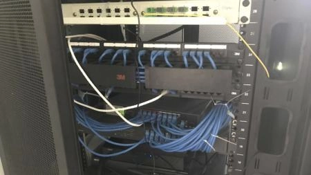 Sử dụng công nghệ POE (Cấp nguồn qua dây mạng)