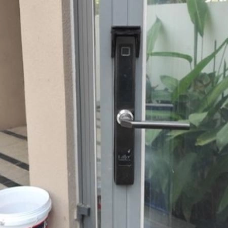 Khoá vân tay Laffer XF18 cửa nhôm, cửa đố nhỏ mở khóa qua thẻ từ, vân tay, qua app - 3847