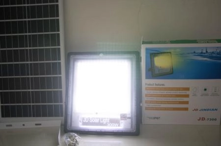 Đèn pha năng lượng mặt trời 300w chính hãng JD JINDIAN JD 7300 - 3067