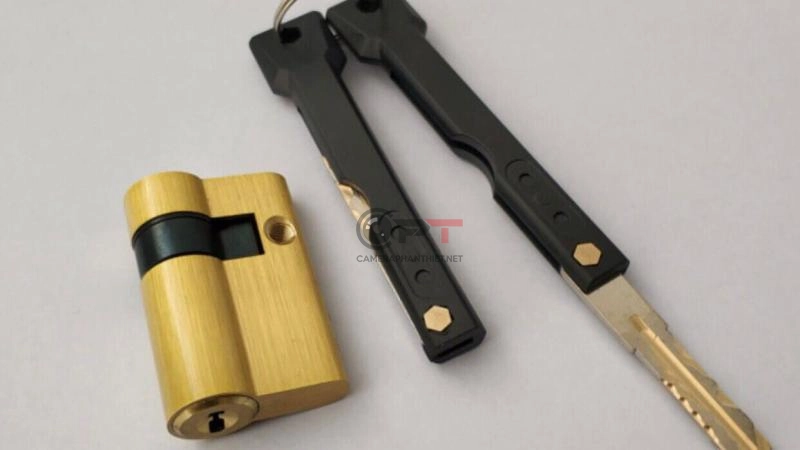 Khóa vân tay đi kèm bao gồm những thiết bị gì? - 6142