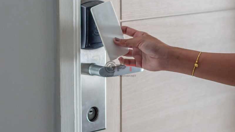 Cách sử dụng thẻ từ cho khóa vân tay an toàn và bên - 6200