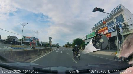 Dễ dàng thấy biển số xe phía trước ở tốc độ cao