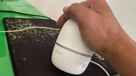 Che cảm biến ánh sáng phía trước camera