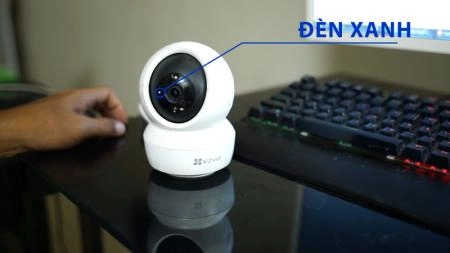 Camera Ezviz đèn xanh dương nhấp nháy